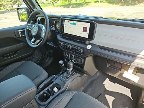 Used 2025 Jeep Wrangler Unlimited Sahara AWD/4WD image 14