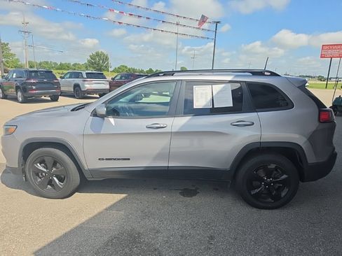 Used 2019 Jeep Cherokee Latitude Plus AWD/4WD image 6