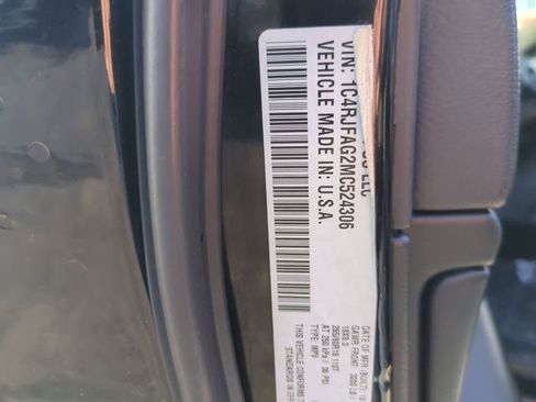 Certified 2021 Jeep Grand Cherokee Laredo w/ Security & Convenience Group image 35