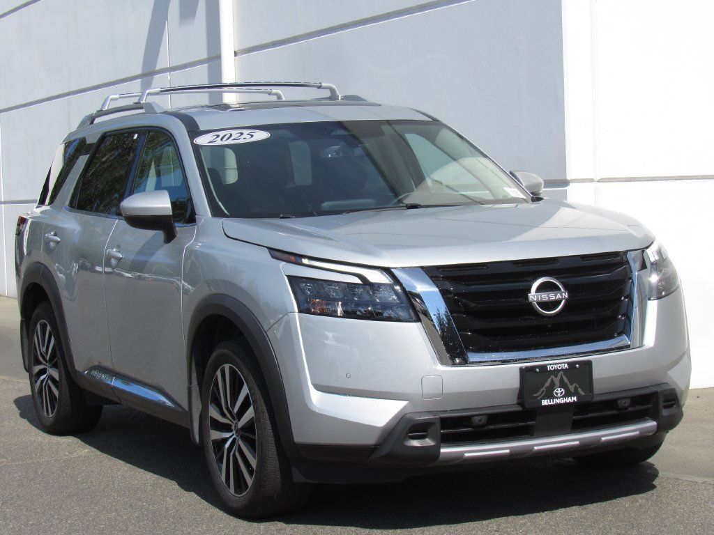 Used 2025 Nissan Pathfinder Platinum AWD/4WD image 2