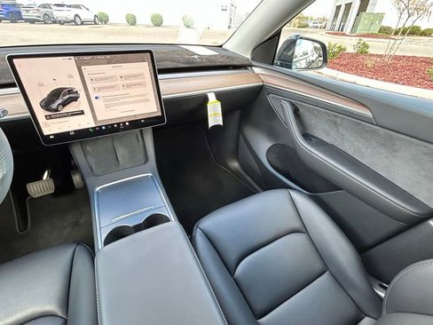 Used 2024 Tesla Model Y 2WD image 11