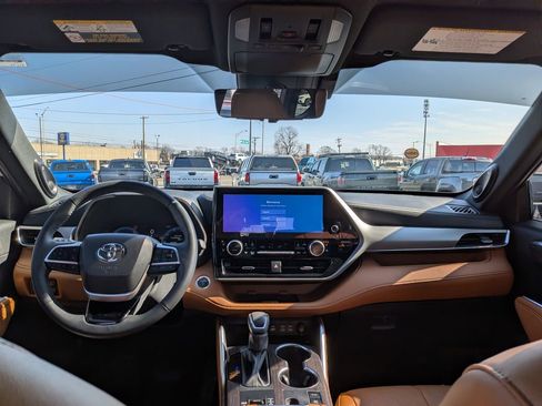Certified 2025 Toyota Highlander Platinum image 12