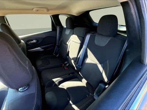 Used 2017 Jeep Cherokee Latitude w/ Cold Weather Group image 23