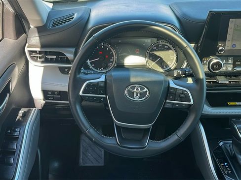 Used 2023 Toyota Highlander XLE image 41
