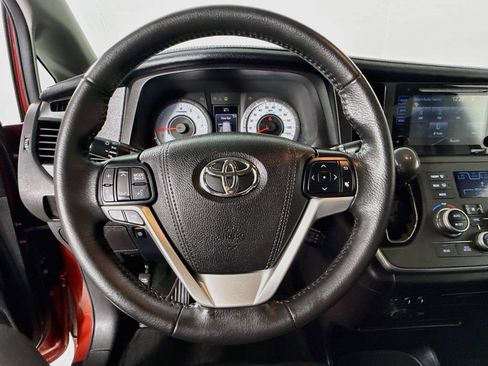 Certified 2017 Toyota Sienna SE Premium FWD image 13
