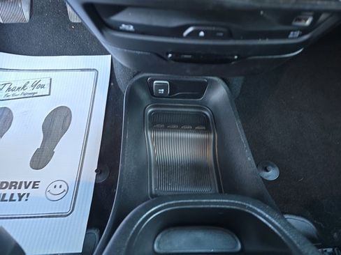 Used 2023 Chrysler Pacifica Touring-L w/ Uconnect Theater Family Group image 29