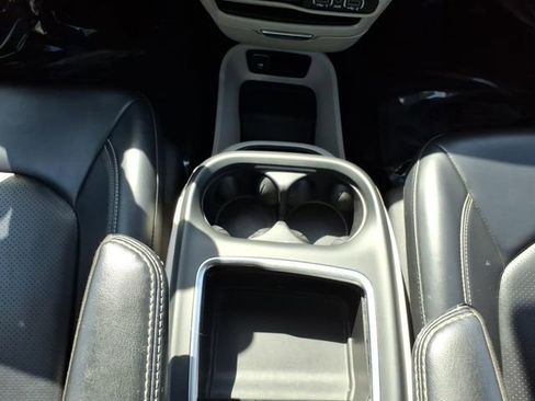 Used 2023 Chrysler Pacifica Touring-L FWD image 19