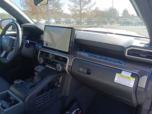 Used 2025 Toyota Tacoma TRD Sport image 32