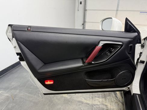 Used 2014 Nissan GT-R Black Edition image 10