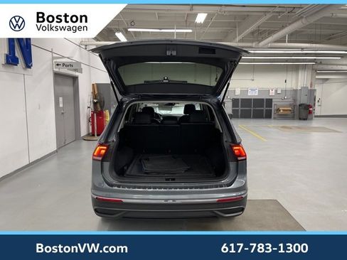 Certified 2022 Volkswagen Tiguan SE image 11