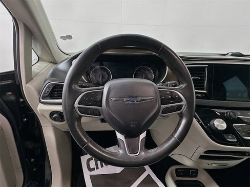 Used 2018 Chrysler Pacifica Touring-L w/ Premium Audio Group image 11