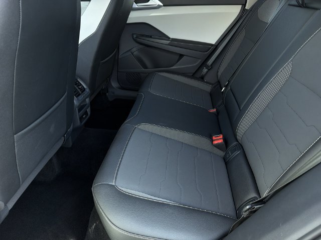 Used 2025 Volkswagen Taos SE AWD/4WD image 19