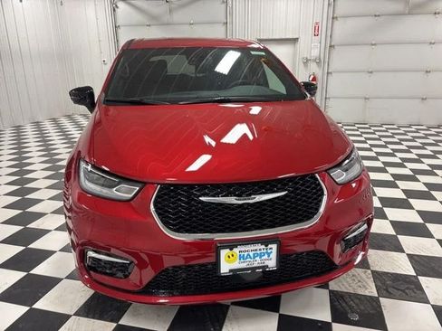 Used 2026 Chrysler Pacifica Select AWD/4WD image 2