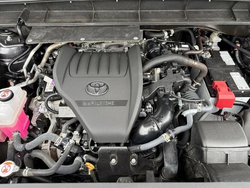 Used 2025 Toyota Highlander LE FWD image 34
