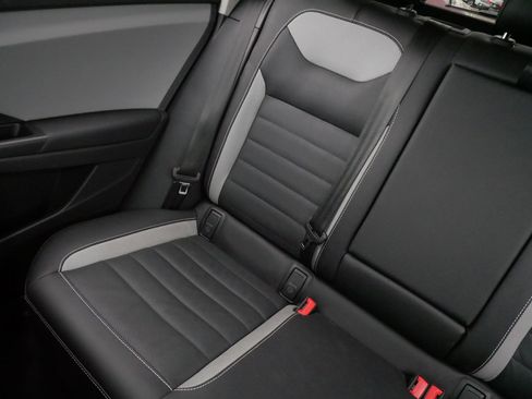 Certified 2022 Volkswagen Taos SEL image 12