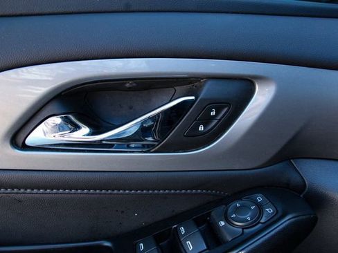 Used 2023 Chevrolet Traverse LT image 14