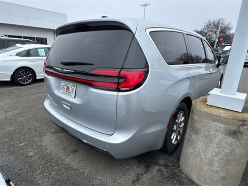 Used 2024 Chrysler Pacifica Touring-L image 3