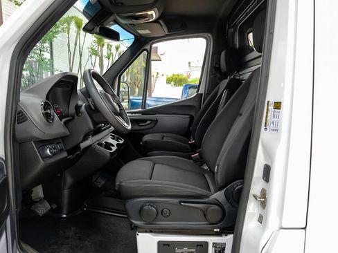 Used 2023 Mercedes-Benz Sprinter 2500 image 4