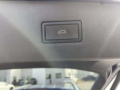 Certified 2022 Volkswagen Tiguan SE FWD image 14