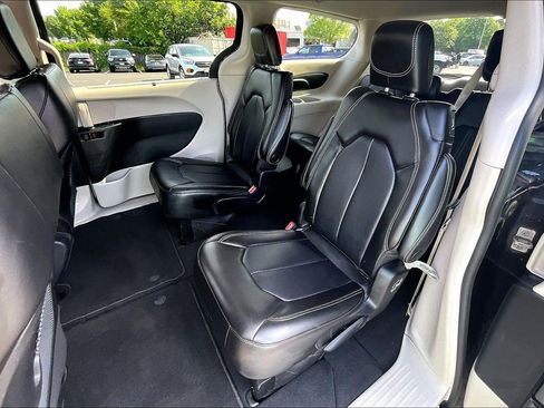 Used 2023 Chrysler Pacifica Touring-L FWD image 23