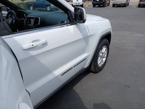 Used 2018 Jeep Grand Cherokee Laredo AWD/4WD image 21
