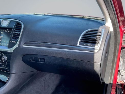 Used 2018 Chrysler 300 Touring w/ Chrome Appearance Package RWD image 17