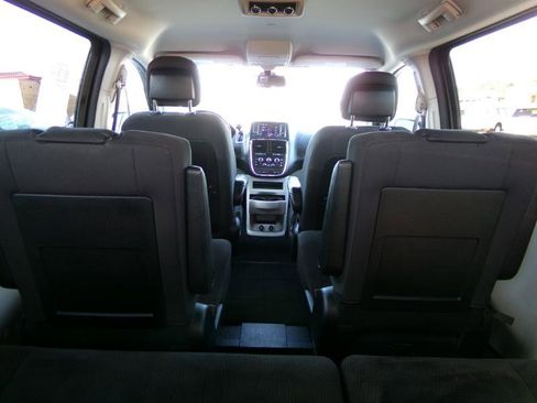 Used 2019 Dodge Grand Caravan SE w/ UConnect Hands-Free Group image 32