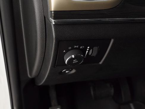 Used 2017 Jeep Grand Cherokee Overland w/ Jeep Active Safety Group image 37