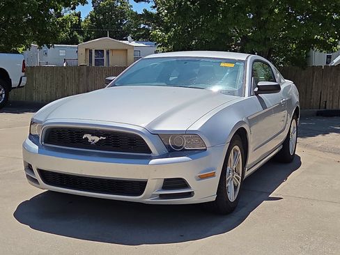 Used 2013 Ford Mustang Coupe RWD image 2