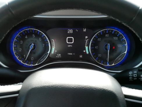 Used 2023 Chrysler Pacifica Touring-L image 21