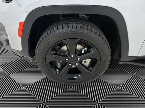 Used 2023 Jeep Grand Cherokee Limited AWD/4WD image 9