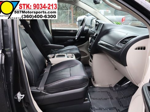 Used 2014 Chrysler Town & Country Touring image 20
