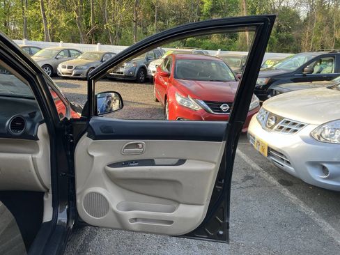 Used 2009 Kia Rondo LX image 16