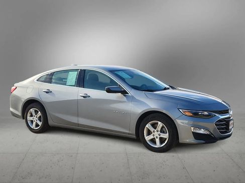 Used 2024 Chevrolet Malibu LT image 2