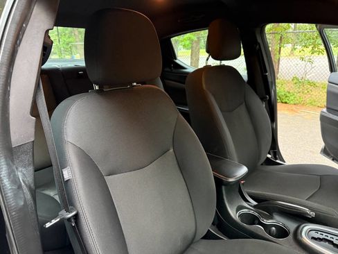 Used 2013 Dodge Avenger SE FWD image 20