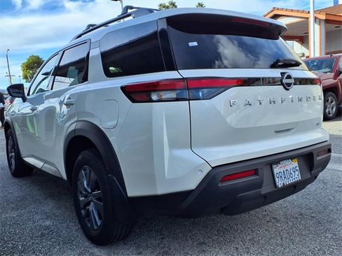 Certified 2024 Nissan Pathfinder SV image 3