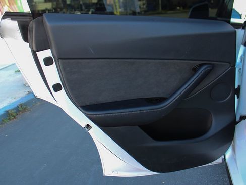 Used 2021 Tesla Model Y Long Range image 42