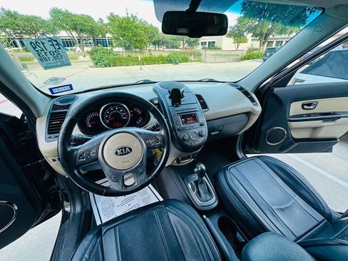 Used 2013 Kia Soul ! FWD image 15