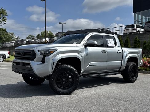 Used 2025 Toyota Tacoma SR5 AWD/4WD image 5