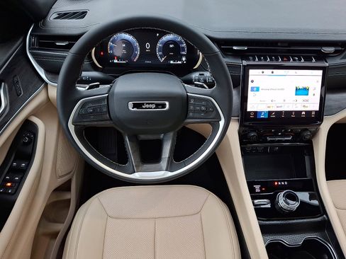 Certified 2025 Jeep Grand Cherokee Limited w/ Luxury Tech Group II AWD/4WD image 12