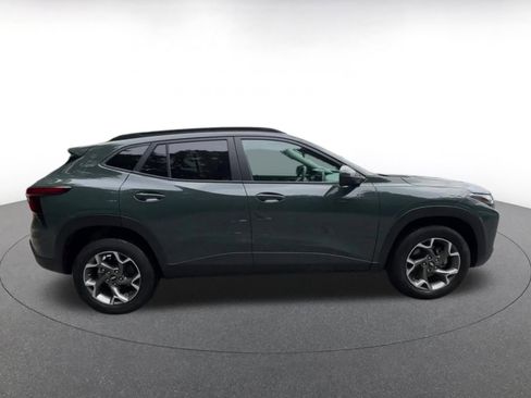 Used 2025 Chevrolet Trax LT FWD image 16