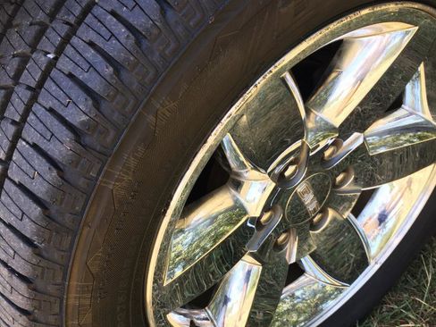 Used 2011 GMC Yukon SLT w/ SLT-2 Equipment Package image 9