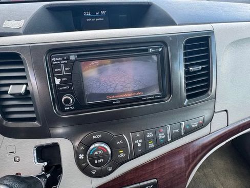 Used 2014 Toyota Sienna XLE FWD image 17