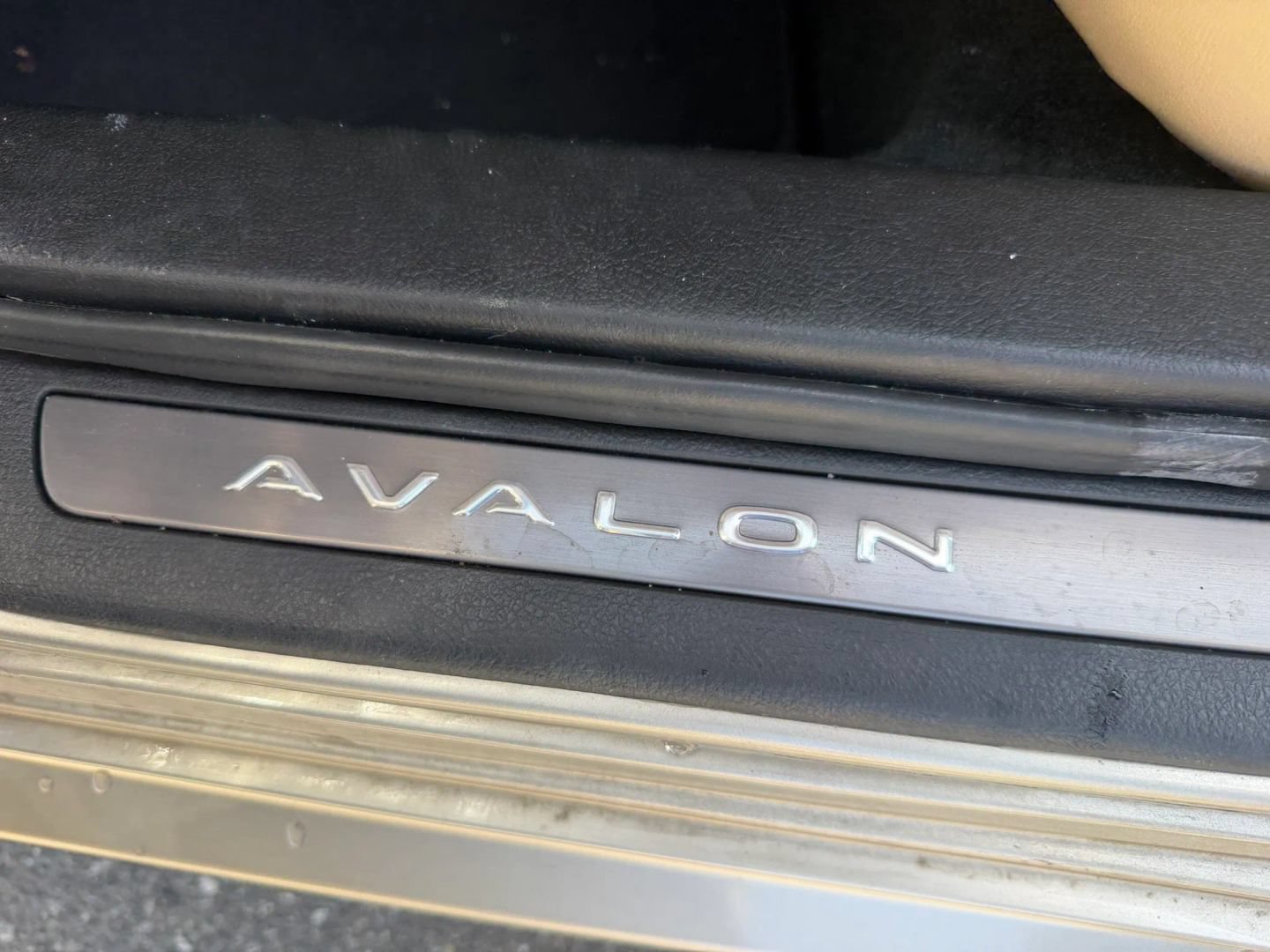 Used 2013 Toyota Avalon Limited w/ Technology Pkg FWD image 11