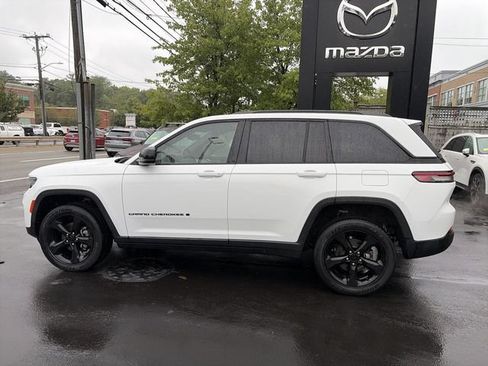 Used 2022 Jeep Grand Cherokee Altitude AWD/4WD image 5