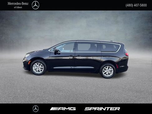 Used 2024 Chrysler Pacifica Touring-L image 3