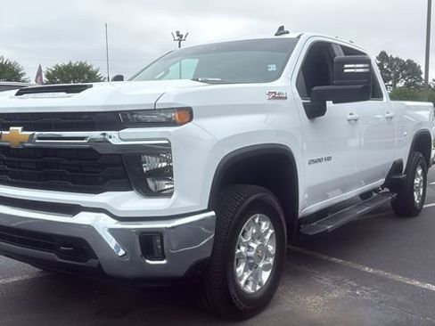 Used 2025 Chevrolet Silverado 2500 LT AWD/4WD image 3