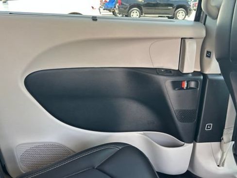 Used 2024 Chrysler Pacifica Touring-L FWD image 45