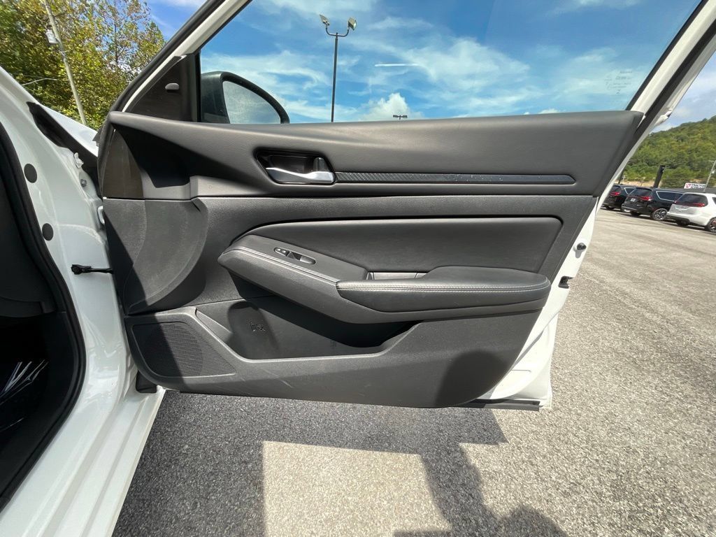 Used 2025 Nissan Altima 2.5 SV FWD image 21