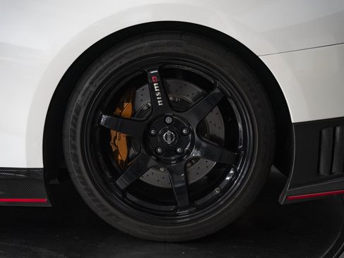 Used 2016 Nissan GT-R NISMO AWD/4WD image 20